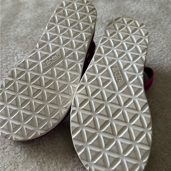 TEVA fuchsia flatform sandals size 8 - Picture 5 of 7